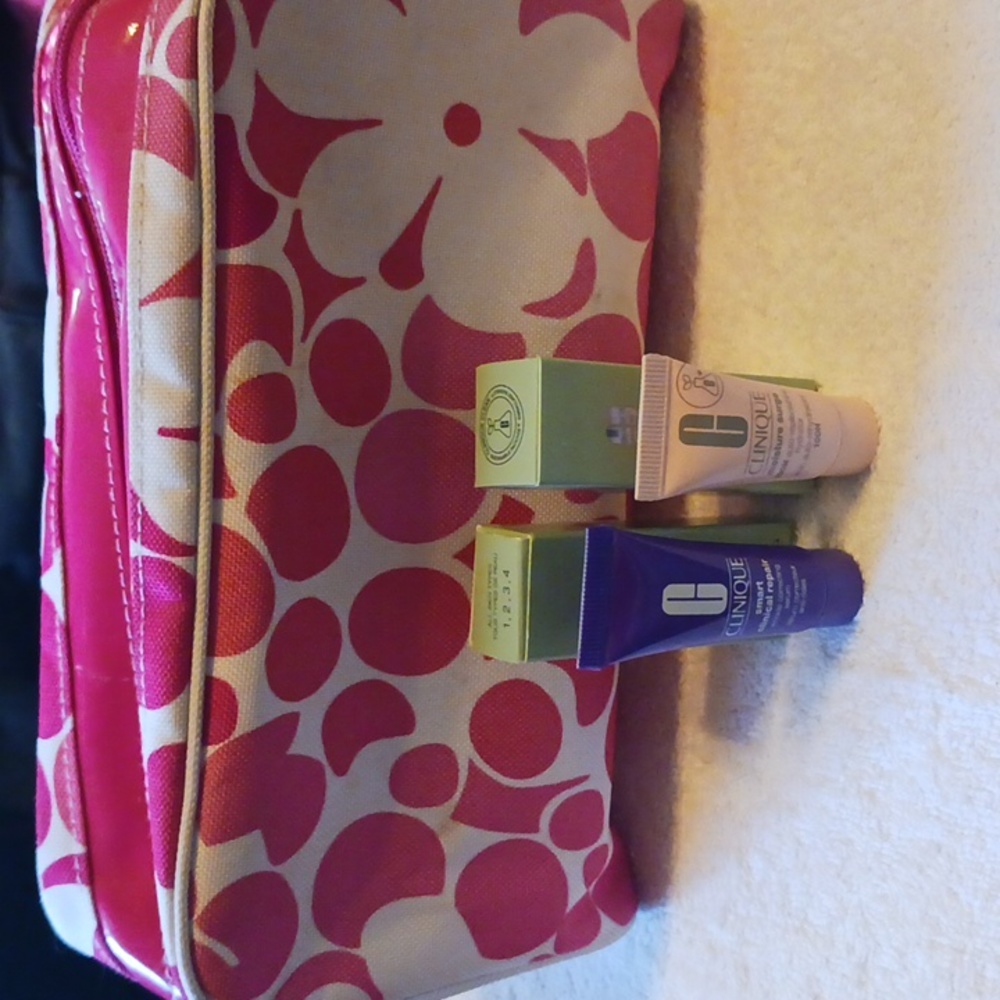 Clinique Cosmetic bag with 2 travel sizes